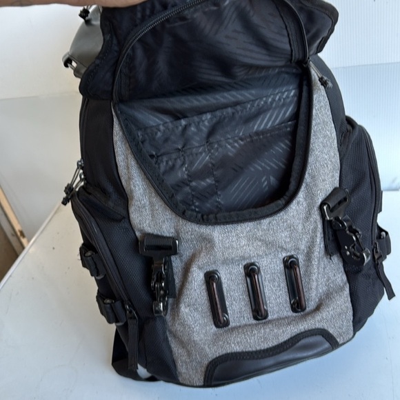 Oakley Bathroom Sink Black and Gray Men's Backpack LX - Picture 2 of 6
